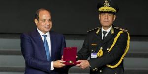 قبل استشهاده، السيسي يمنح اللواء محمد الشربيني نوط الامتياز من الطبقة الأولى في عيد الشرطة - المدينة برس