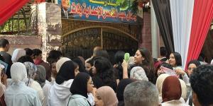 بسبب إجراءات التفتيش، تأخر دخول طلاب الثانوية العامة إلى لجان مجمع جمال عبد الناصر بالدقي - المدينة برس
