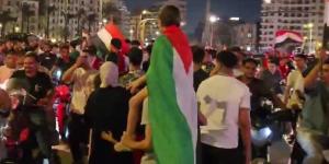 وسط رفرفة العلم الفلسطيني، احتفالات المصريين بميدان التحرير بعد تأهل الفراعنة لدور الـ16(فيديو) - المدينة برس
