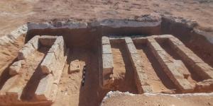 الكشف عن 18 مقبرة بتصميمات معمارية متنوعة وتابوت جرانيتي ولسان ذهبي بمارينا العلمين - المدينة برس