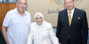 بالزي الأبيض، أكبر باحثة دكتوراه بجامعة المنصورة تحتفل "بمرتبة الشرف الأولى" - المدينة برس