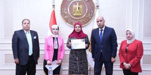 وزير العمل يسلم ماكينات خياطة وأدوات مهنية لسيدات معيلات في المنوفية وأسيوط - المدينة برس