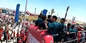 حافلة منتخب مصر المكشوفة تتوجه إلى أحد فنادق العلمين الجديدة - المدينة برس