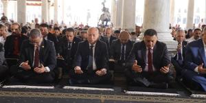 احتفالا بالعيد القومي، محافظ القاهرة يؤدى صلاة الجمعة في أقدم مسجد بأفريقيا - المدينة برس