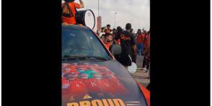 بـ"الطرومبيطة والأعلام"، الجماهير تستعد لاستقبال لاعبي المنتخب بالعلمين الجديدة (فيديو) - المدينة برس