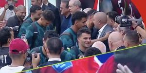 وزير الرياضة ورئيس رابطة الأندية يستقبلان بعثة المنتخب بعد إنجاز المونديال - المدينة برس