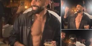 بقميص مفتوح وكاب، محمد صلاح يرقص ويغني على أنغام "ولا أي كلام" لحماقي بالعلمين (فيديو) - المدينة برس