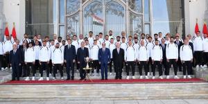السيسي يمنح المنتخب الوطني وأعضاء الجهازين الفني والإداري كأس الفخر والاعتزاز (صور) - المدينة برس