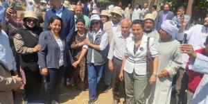 بالطبل والمزمار، أهالي شارونة بالمنيا يستقبلون سفير النرويج لافتتاح مشروعات تنموية (فيديو) - المدينة برس