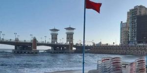 الراية الحمراء ترفرف لليوم الثاني، الإسكندرية تحذر المصطافين من نزول البحر بشواطئ العجمي - المدينة برس
