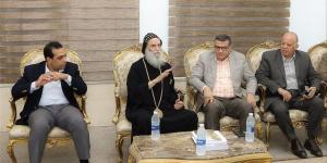 محافظ قنا يزور الأنبا بيمن مطران نقادة وقوص للاطمئنان على صحته - المدينة برس