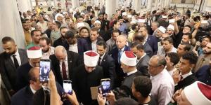 وزير الأوقاف ومحافظ القاهرة ونقيب الأشراف يفتتحون مسجد الإمام الحسين بعد تجديد الفرش (صور) - المدينة برس