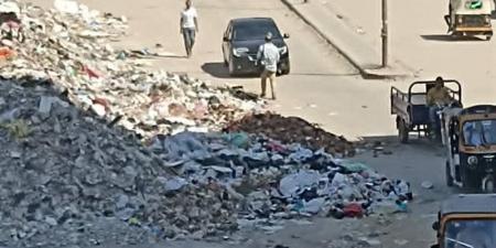 القمامة ومخلفات البناء تغلق طريق كعبيش بجوار الدائري بحي الهرم (صور) - المدينة برس