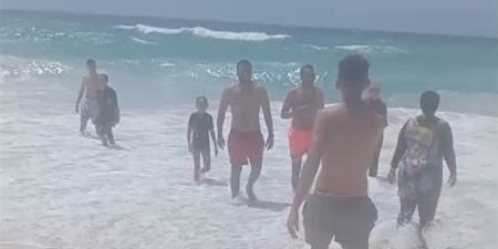 رغم الرايات الحمراء، إخراج مواطنين خالفوا قرار منع نزول البحر بشواطئ العجمي - المدينة برس