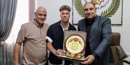رئيس مدينة السنبلاوين يكرم إمام عاشور تقديرا لإنجازه مع منتخب مصر في كأس العالم 2026 - المدينة برس