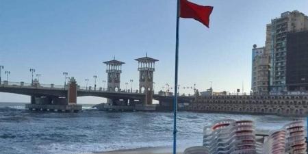 الراية الحمراء ترفرف لليوم الثاني، الإسكندرية تحذر المصطافين من نزول البحر بشواطئ العجمي - المدينة برس