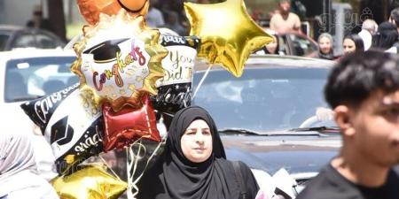 البلالين والثلج والهدايا يتصدرون المشهد في احتفالات آخر أيام الثانوية العامة (صور) - المدينة برس