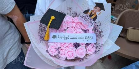 "الكتكوتة خلصت"، فتيات يستقبلن شقيقتهن ببوكيه ورد بعد انتهاء امتحانات الثانوية العامة بالمنوفية - المدينة برس