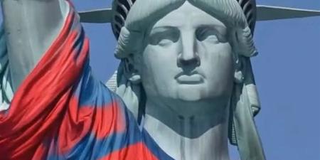 تمثال الحرية يتزين بقميص طرفي نهائي كأس العالم (صور) - المدينة برس
