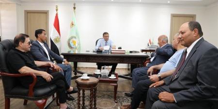 وزير الزراعة يبحث مع منتجي الدواجن تطوير الصناعة وفتح أسواق تصديرية جديدة - المدينة برس