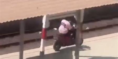 موتوسيكل على رصيف محطة قطار بالغربية، لحظات استعراض قد تتسبب في كارثة والأمن يفحص الفيديو - المدينة برس