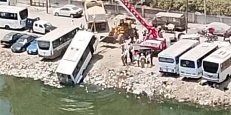 انتشال أتوبيس ركاب بعد سقوطه في ترعة الشرقاوي بالقليوبية - المدينة برس
