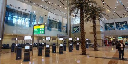 مطار القاهرة يكرم موظفا رفض تقاضي أموال مقابل خدمة راكبة - المدينة برس