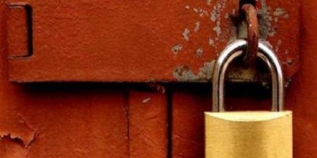 بلاغ عبر السوشيال ميديا يكشف المخالفة، ورشة معدات ثقيلة خالفت قرار الإغلاق بالقاهرة - المدينة برس