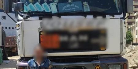 فيديو على السوشيال ميديا يقود لضبط سائق نقل، صدم سيارة وفر هاربا والتحقيقات تكشف مفاجئة - المدينة برس