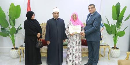 محافظ قنا يكرم أوائل المعاهد الأزهرية.. ويؤكد: التفوق هو ثمرة الجد والاجتهاد (صور) - المدينة برس