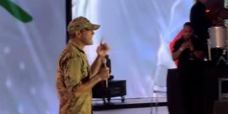 وائل كفوري يفاجئ جمهوره بالزي العسكري في حفل بيروت (فيديو) - المدينة برس