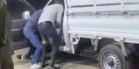 لحظة خطف شاب وسط الشارع بالبحيرة والخاطف للأهالي: واخد مراتي وبيديها مخدرات وآسف على الإزعاج (فيديو) - المدينة برس