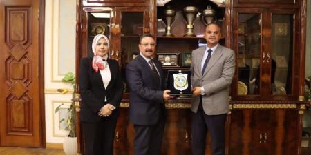 رئيس جامعة الإسكندرية يهنئ اللواء حاتم حداد بتوليه منصب مدير الأمن - المدينة برس