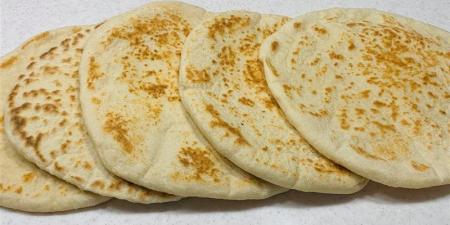 طريقة عمل العيش السوري في البيت بخطوات بسيطة - المدينة برس