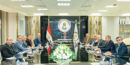 وزير الإنتاج الحربي يتابع تنفيذ مشروعات "حياة كريمة" - المدينة برس