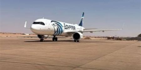 كانت متجهة من القاهرة إلى تشاد، لحظة هبوط طائرة مصرية اضطراريا في مطار الكفرة بليبيا (فيديو) - المدينة برس