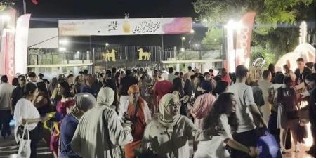 زحام في شوارع قرطاج بسبب حفل تامر عاشور والجمهور يردد أغانيه قبل صعوده للمسرح (فيديو) - المدينة برس