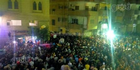 في جنازة مهيبة، أهالي الحسينية بالشرقية يشيعون جثماني سيدة ورضيعها ضحايا انقلاب سيارة بجنوب سيناء - المدينة برس
