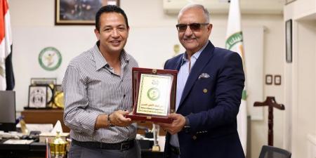 أشرف نصار يستقبل رئيس الاتحاد السكندري ويهديه درع البنك الأهلي (صور) - المدينة برس