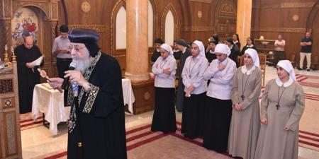 البابا تواضروس يكرس اثنتين من طالبات دير بنات مريم بعزبة النخل - المدينة برس