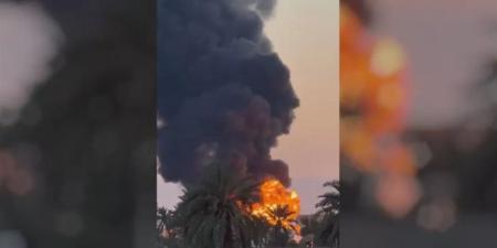 للمرة الرابعة، مسيرة انتحارية تستهدف مجددًا مصفاة الزاوية بالتزامن مع اشتعال النيران من الخزانات (فيديو) - المدينة برس