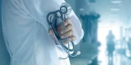 تورم وجهها لأكثر من شهرين، القبض على طبيب تجميل أجرى عملية لسيدة بالنزهة - المدينة برس