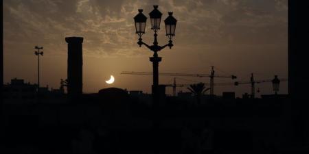 الكسوف الجزئي للشمس يطبع سماء المملكة.. ومواطنون يوثقون الظاهرة - بوابة المدينة برس