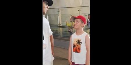 موقف طريف بالمتحف المصري، طفل إنجليزي يحول محمد صلاح لأعظم ملوك مصر بدلا من رمسيس (فيديو) - المدينة برس