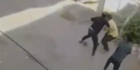 شاهد لحظة مقتل شخص على يد شقيقه وسط الشارع وفرار المتهم على دراجة نارية بالمنوفية - المدينة برس