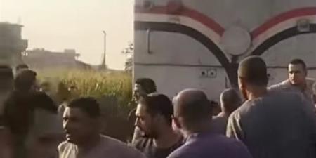 قطار يصطدم بسيارة زفة، العروس بالفستان الأبيض على شريط السكة والعريس مغمى عليه (صور) - المدينة برس