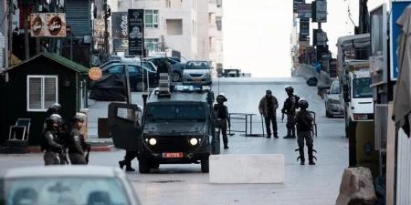 قوات الاحتلال تغلق مداخل بلدة حزما بقضاء القدس وتطلق قنابل الصوت والغاز باتجاه المركبات - المدينة برس