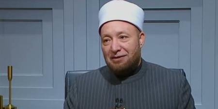 زوجي يحلف بالطلاق في كل كبيرة وصغيرة فماذا أفعل؟ أمين الفتوى يوضح - المدينة برس