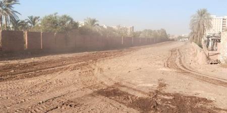 رفع المخلفات وتسوية طريق السفير بدر عبد العاطي ورصف شارع الجامعة بأسيوط - المدينة برس
