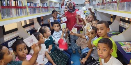 كتب وأنشطة تفاعلية.. المكتبة المتنقلة تصل إلى أطفال المناطق النائية في فرشوط - المدينة برس